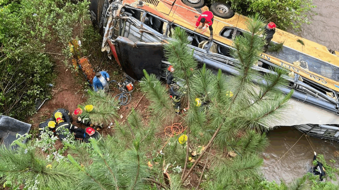 Un colectivo cayó a un arroyo tras embestir a un auto y dejó al menos 2 muertos y 25 heridos