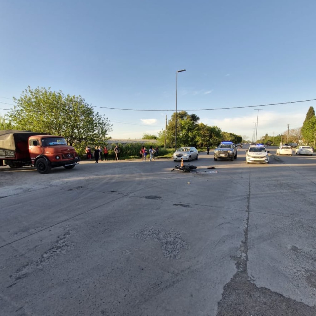 La Plata: un motociclista perdió la vida tras chocar con un camión