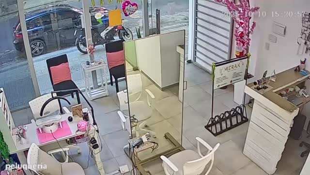 La Plata: delincuentes robaron una moto frente a una peluquería del centro