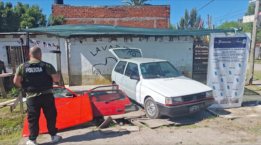 Allanaron un lavadero en La Plata y descubrieron dos autos desarmados con autopartes robadas