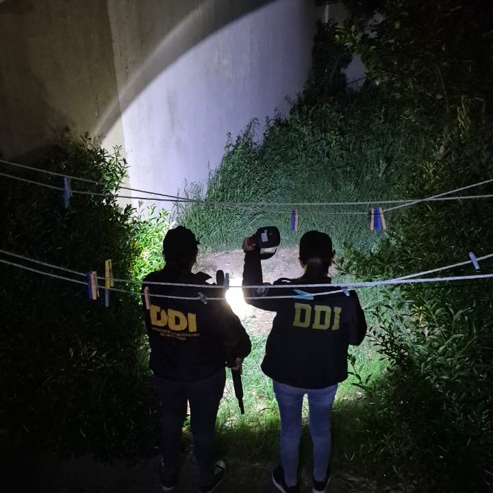 Detuvieron a un hombre acusado de matar y enterrar a su jefe en el patio de su casa