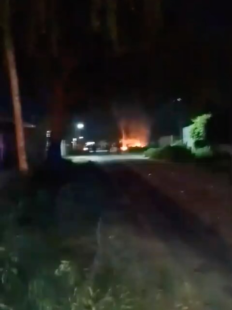 Violenta noche en Villa Elvira: disturbios, fuego y enfrentamientos con la Policía