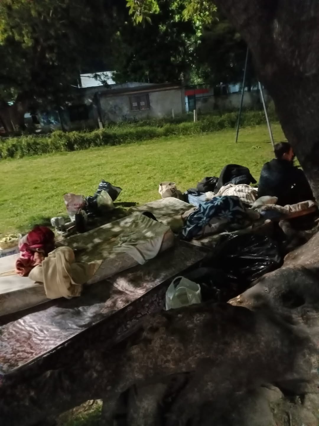 Operativo en La Plata: desalojaron a cuatro personas que ocupaban el espacio público en 72 y 3
