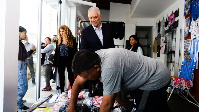 La Plata conmemora un año de la relocalización de vendedores ambulantes con música y gastronomía