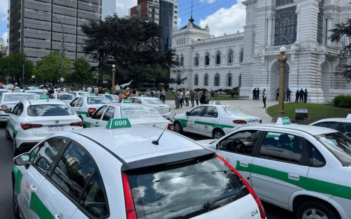 La Plata: taxistas, remiseros y transportistas escolares se movilizarán contra el proyecto pro-apps