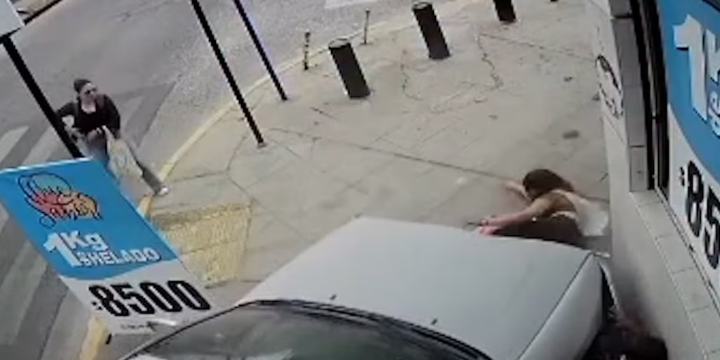 Un joven automovilista perdió el control y embistió a dos hermanas de 7 y 11 años