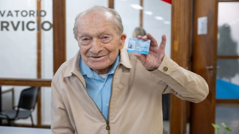Tiene 100 años, sigue trabajando y renovó su licencia de conducir