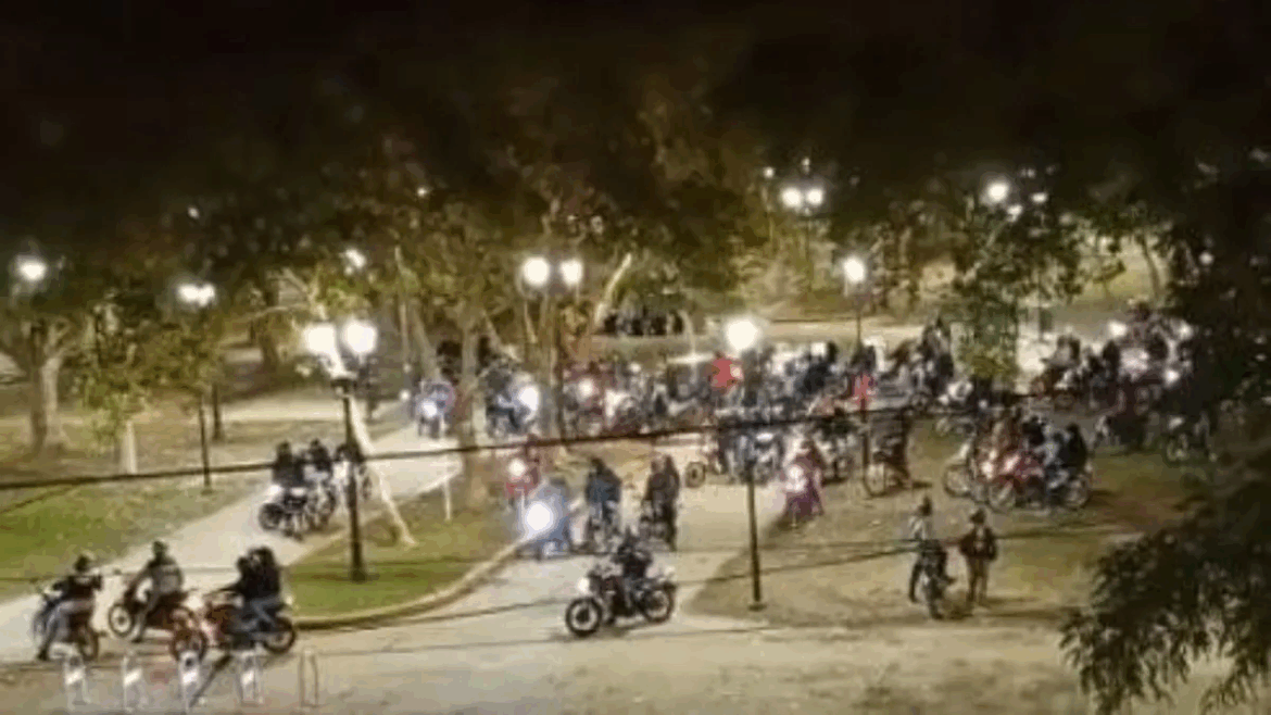 Descontrol urbano: el ruido de las motos vuelve a alterar las noches platenses