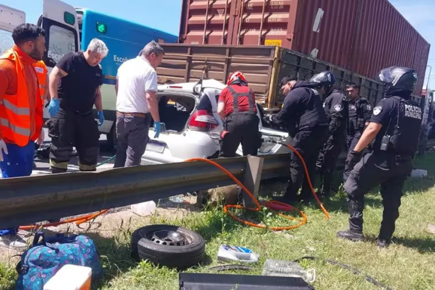 Panamericana: un auto se incrustó debajo de un camión y un bombero terminó herido durante el rescate