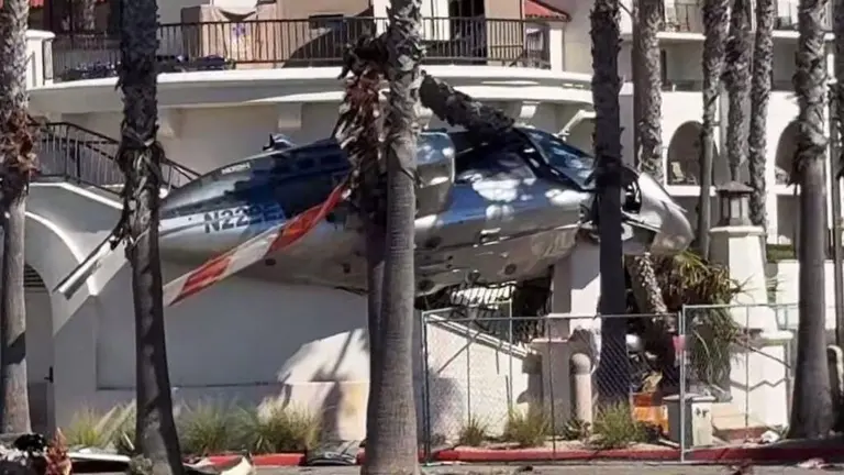 Video: un helicóptero perdió el control y se estrelló en una playa de California — hay cinco heridos