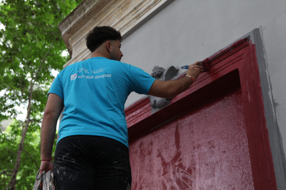 El Municipio intervino nuevas fachadas, recuperó mobiliario urbano y renovó más cartelería