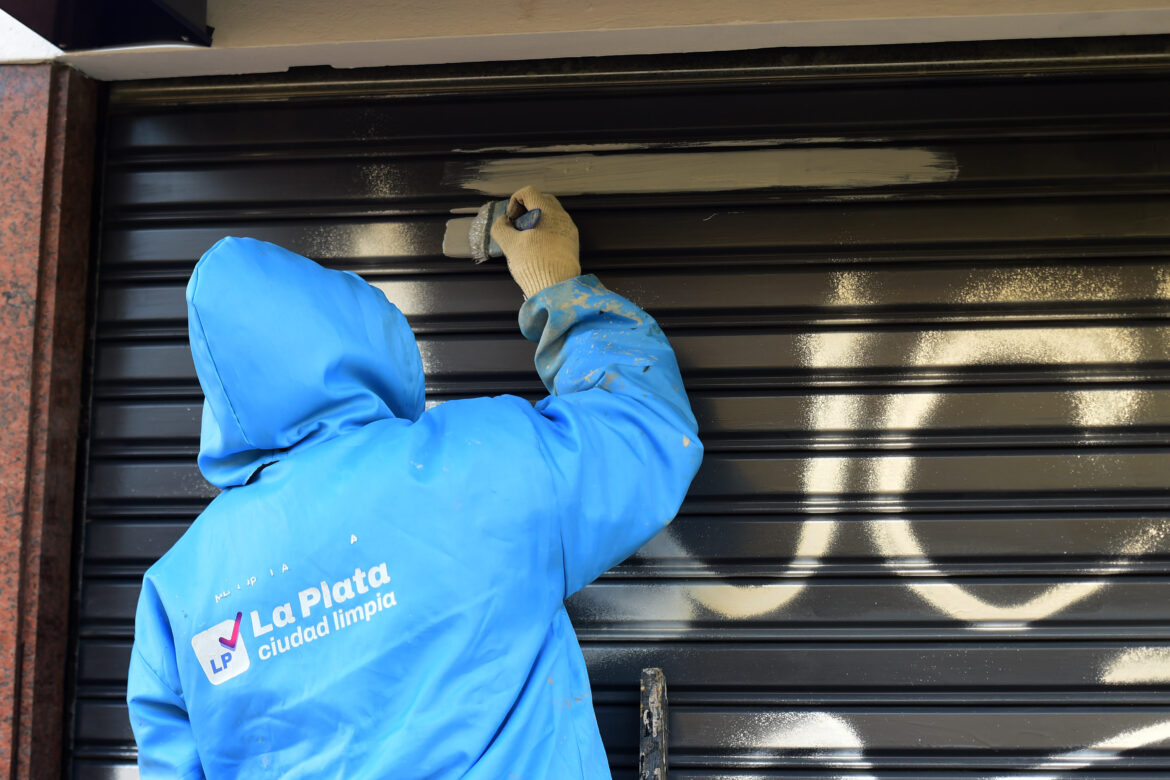 La Municipalidad avanza en la recuperación de mobiliario y frentes vandalizados