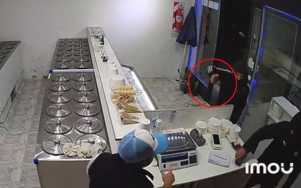 Violento asalto a una heladería en Tolosa: dos delincuentes armados se llevaron la recaudación