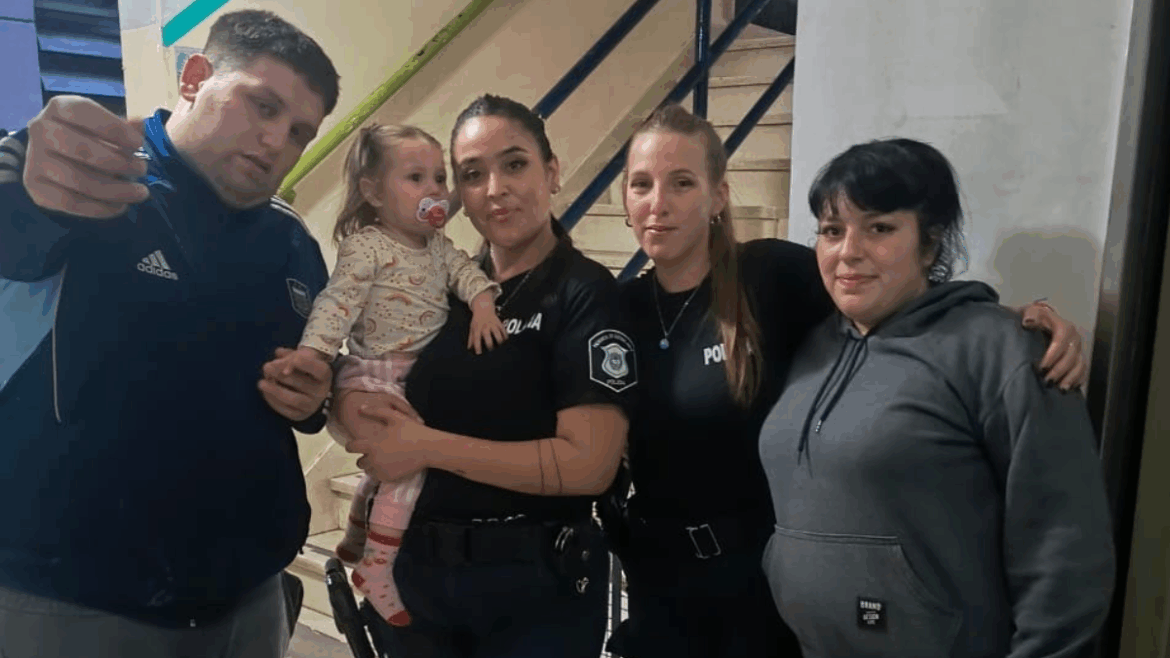 Heroica acción policial: rescataron a una beba que se ahogaba en su casa de Villa Elvira