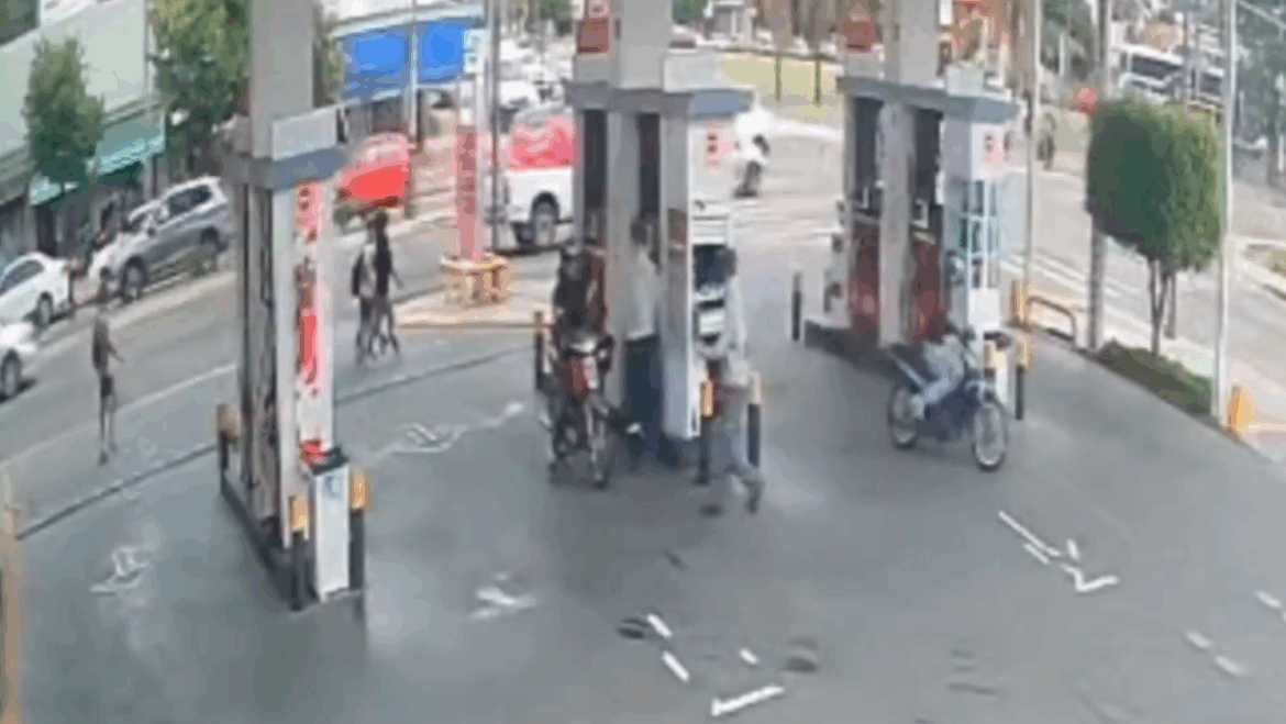 Motochorro armado asaltó a dos empleados de una estación de servicio en 44 y 31