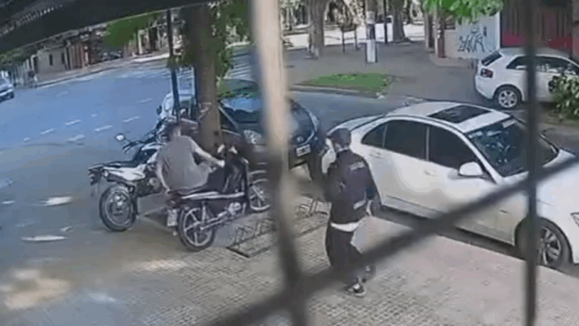 La Plata: buscan a dos delincuentes que se llevaron una moto en 22 y 60