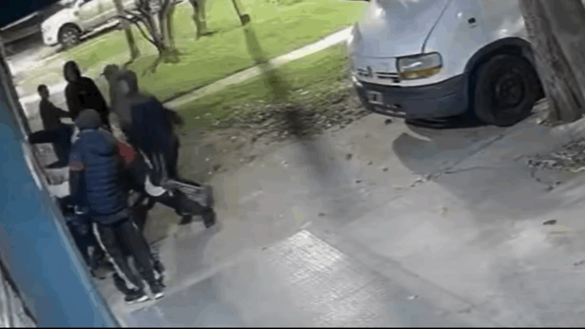 La Plata: una banda juvenil fue captada por cámaras cuando intentaba robar en Los Hornos