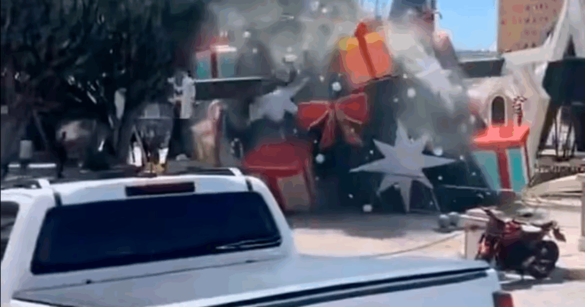Una grúa cayó mientras montaban un árbol gigante de Navidad y dejó un trabajador muerto