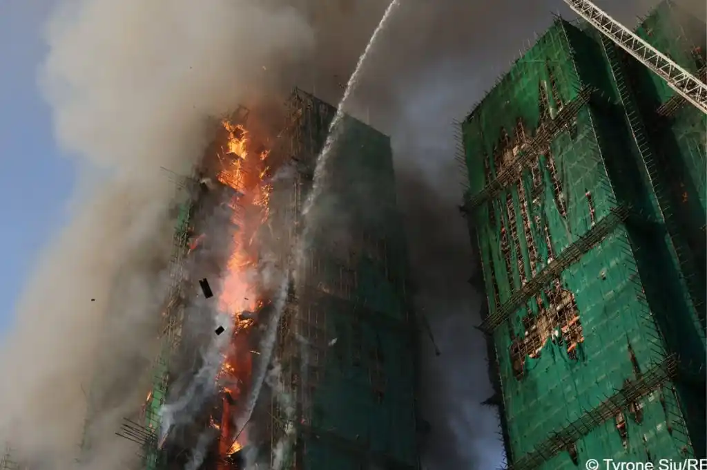 Hong Kong: un incendio arrasó tres torres de 31 pisos y dejó hasta el momento 44 víctimas fatales