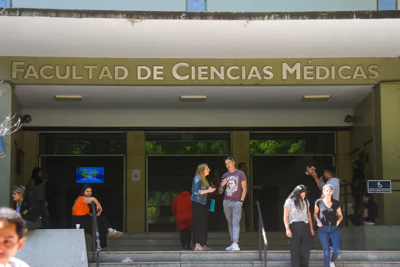 Estudiantes de Medicina denuncian maltrato, arbitrariedades y pérdida de mesas por paros docentes