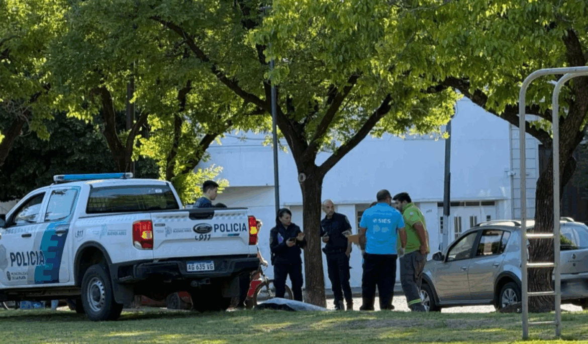 Conmoción en Plaza España: un hombre murió mientras hacía ejercicio en La Plata