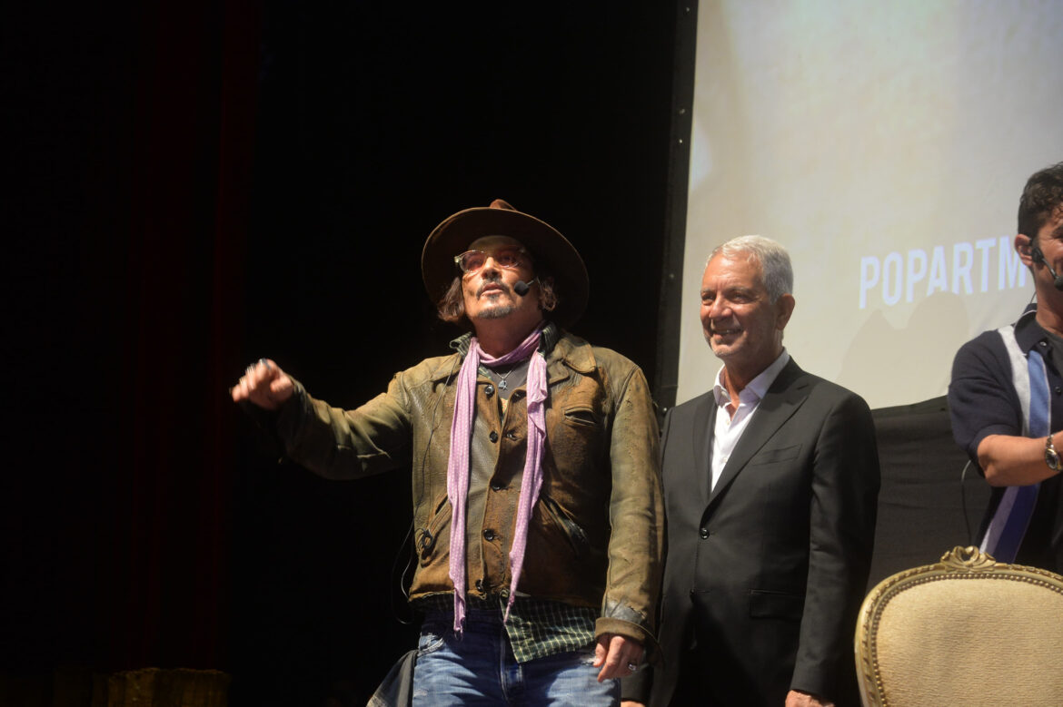Johnny Depp cerró su paso por Argentina con una visita histórica en La Plata