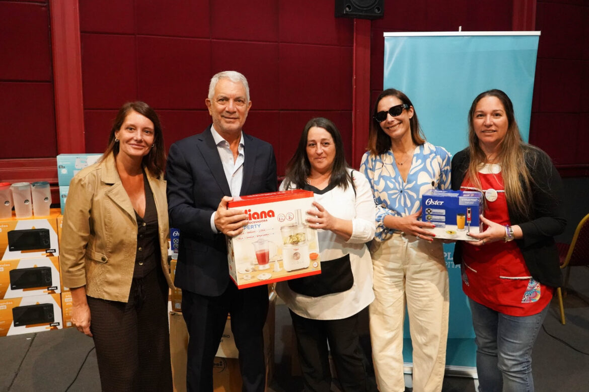 Alak entregó equipamiento para casas del niño, maternales y jardines municipales de La Plata
