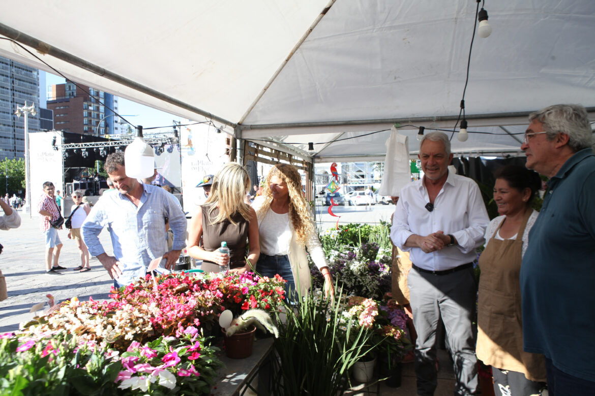 Alak y Rodríguez recorrieron «La Plata en Flor», que ya convocó a más de 70 mil personas