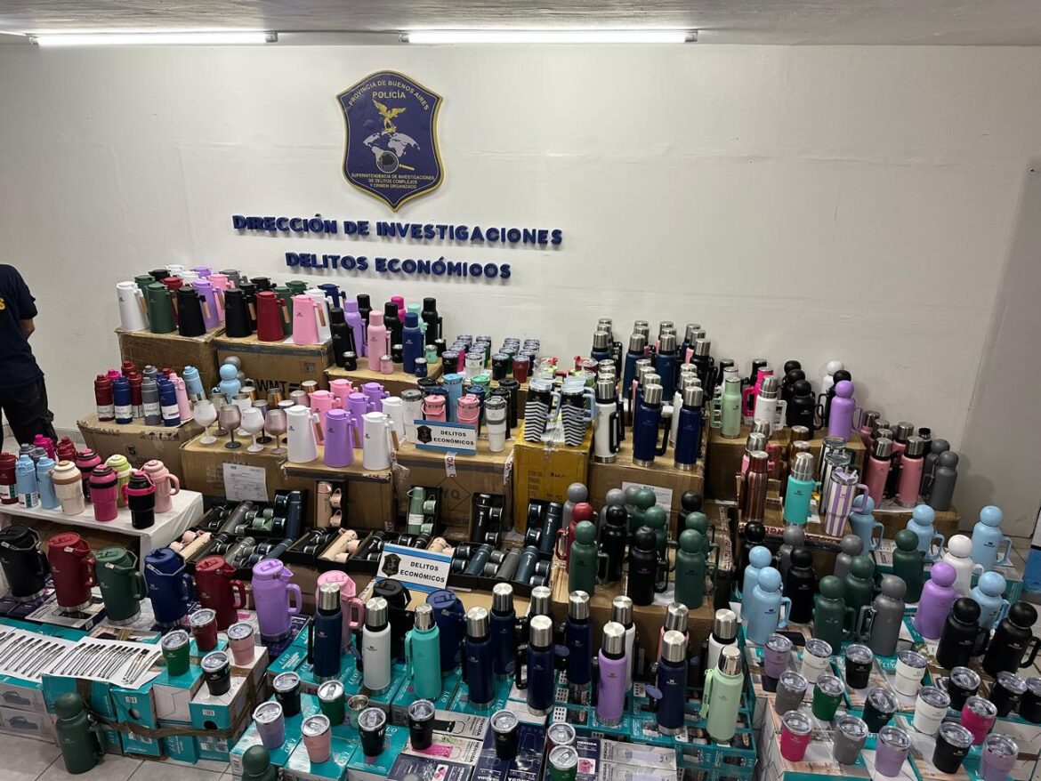 Allanamientos en el Conurbano por venta de termos Stanley falsificados: cuatro imputados y mercadería por más de $107 millones