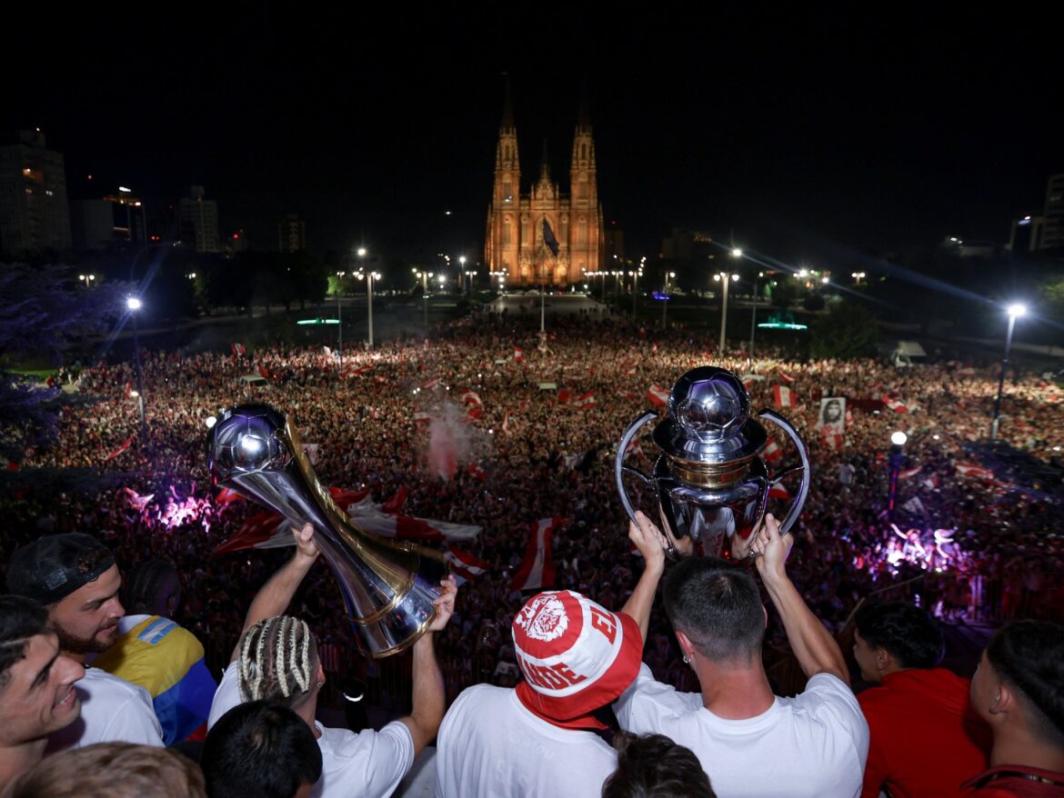 Estudiantes celebró el título con una fiesta histórica en Plaza Moreno junto a sus hinchas
