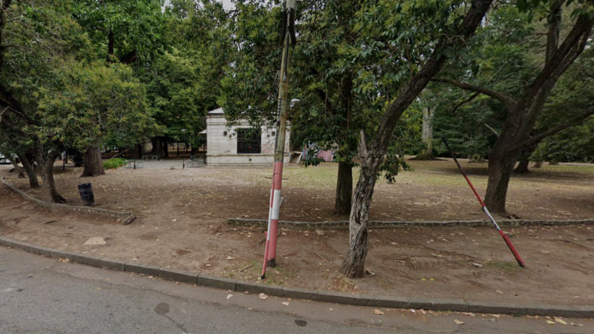 Un joven denunció que fue interceptado, golpeado y sometido sexualmente por dos agresores en el Bosque