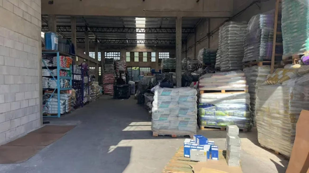 Robaron en una distribuidora y se llevaron hasta las cajas navideñas