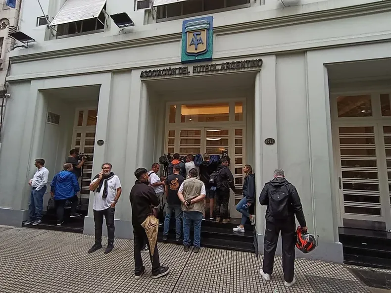 Allanan la AFA y 17 clubes en un operativo masivo por presuntos vínculos financieros irregulares