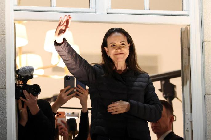María Corina Machado reapareció en Oslo tras más de un año en la clandestinidad y saludó a seguidores