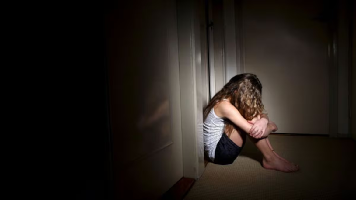 Detuvieron en Córdoba a la madre y la abuela de una niña de 7 años en una causa por explotación sexual infantil