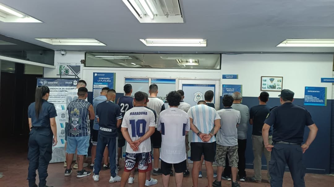 Graves incidentes en el Estadio Juan Carmelo Zerillo: un hincha cayó desde una tribuna y 12 policías resultaron heridos