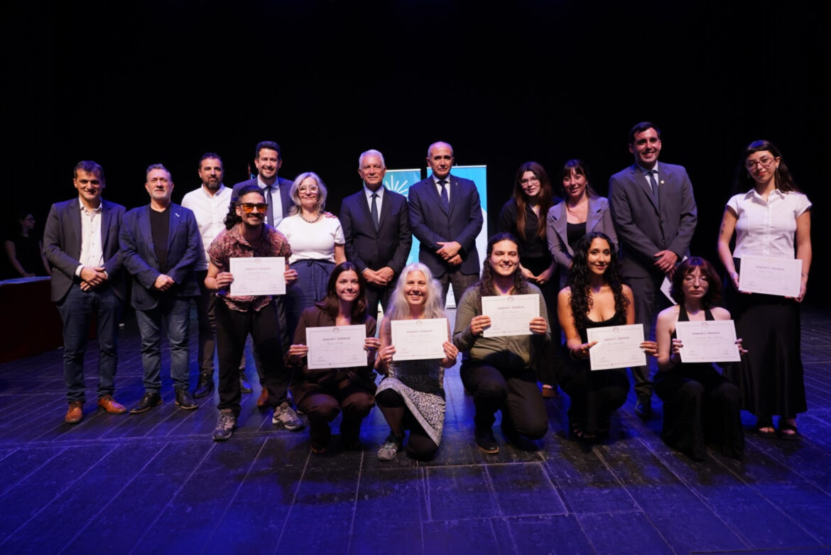 Con la presencia de Alak, más de 350 graduados universitarios fueron reconocidos por su desempeño académico