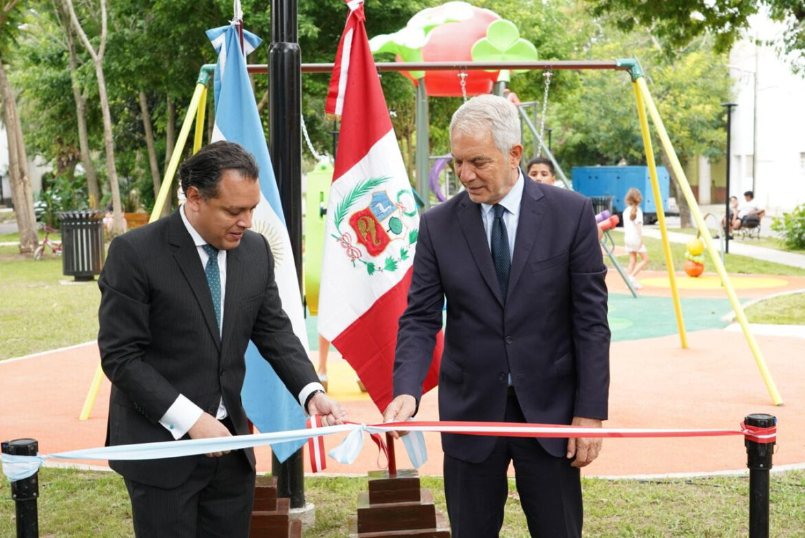  Alak inauguró la Plaza República del Perú