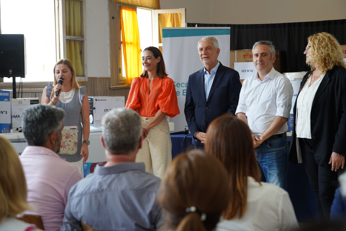 Municipio y Provincia entregaron equipamiento para 29 escuelas de la ciudad