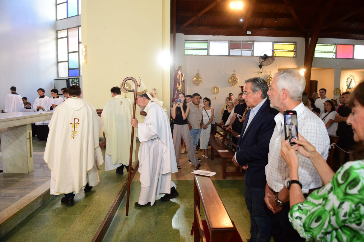 Alak participó de la consagración del altar en la Parroquia San Antonio de Padua