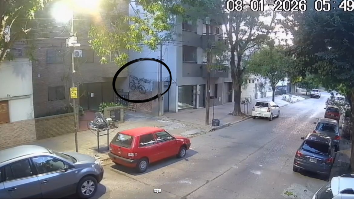 La Plata: robó dos bicicletas, fue increpado por un vecino y escapó con una