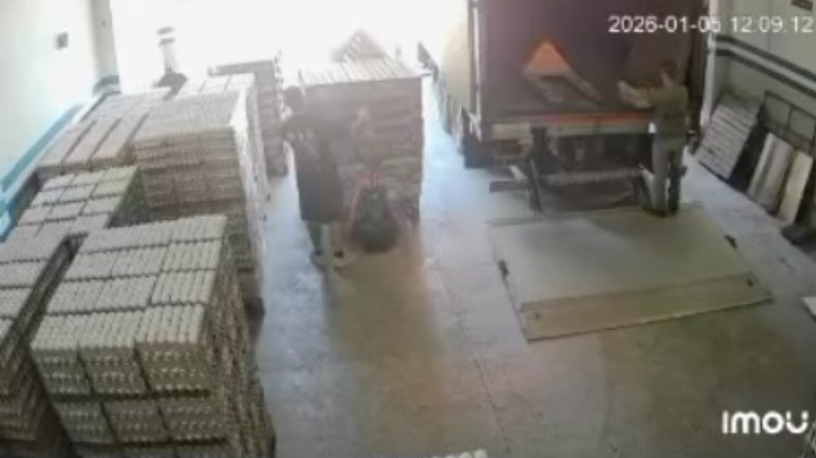 Violento robo en un depósito comercial uno lo de los ladrones terminó muerto y otro herido