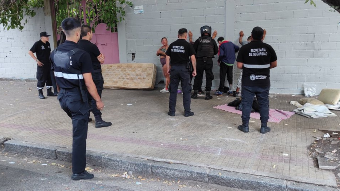 Operativo en la zona de la Terminal para desalojar a personas que ocupaban la vía pública