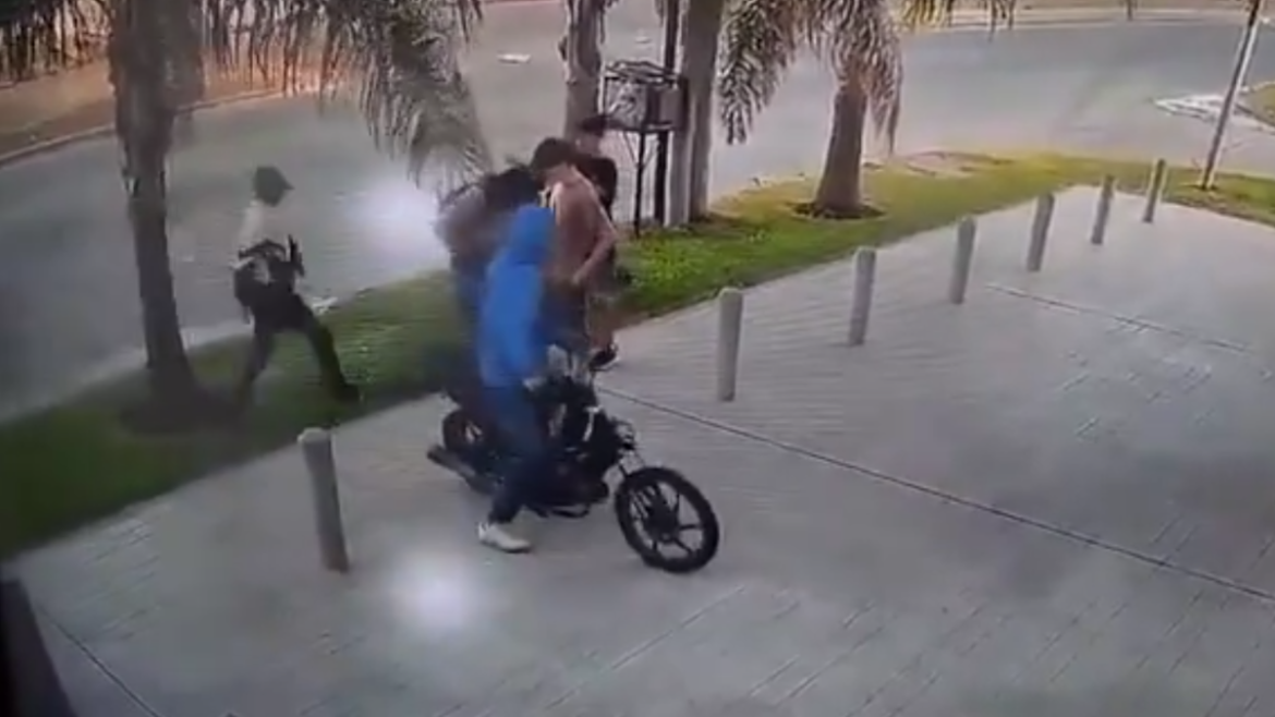 Motochorros asaltaron en grupo a dos adolescentes en La Plata