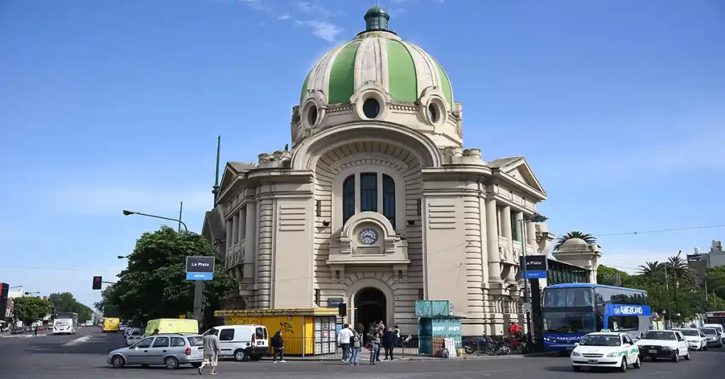 Informan desvíos en la circulación por obras en el paso a nivel de diagonal 80 entre 1 y 115