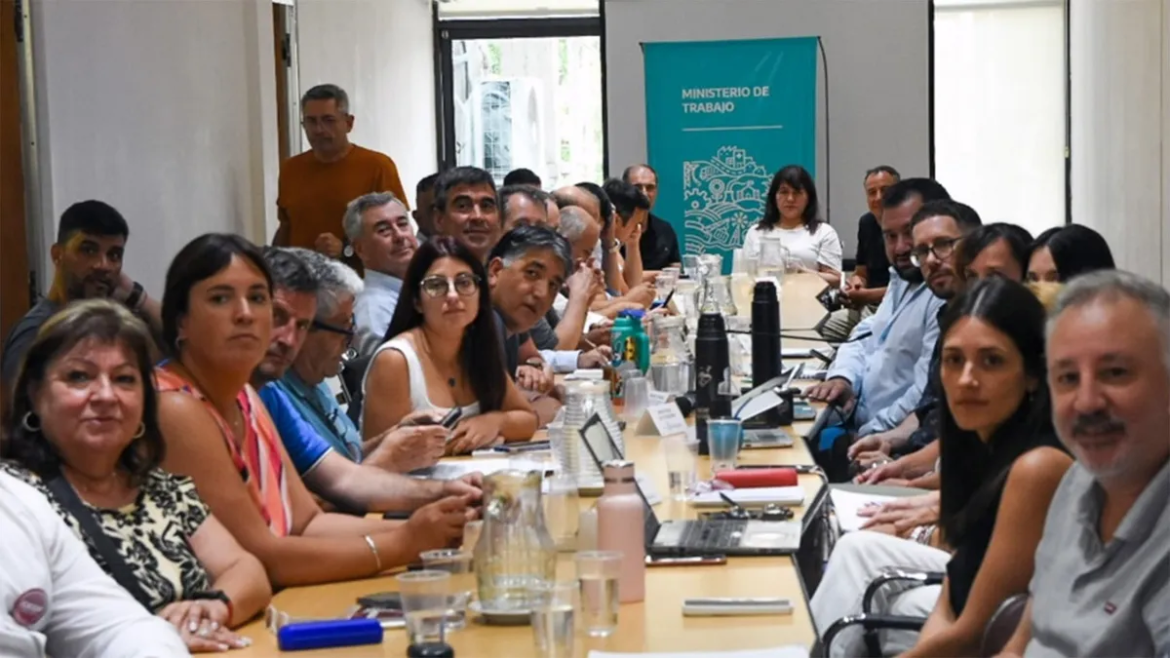 La Provincia cerró un acuerdo salarial con docentes y estatales: aumento total del 4,5%