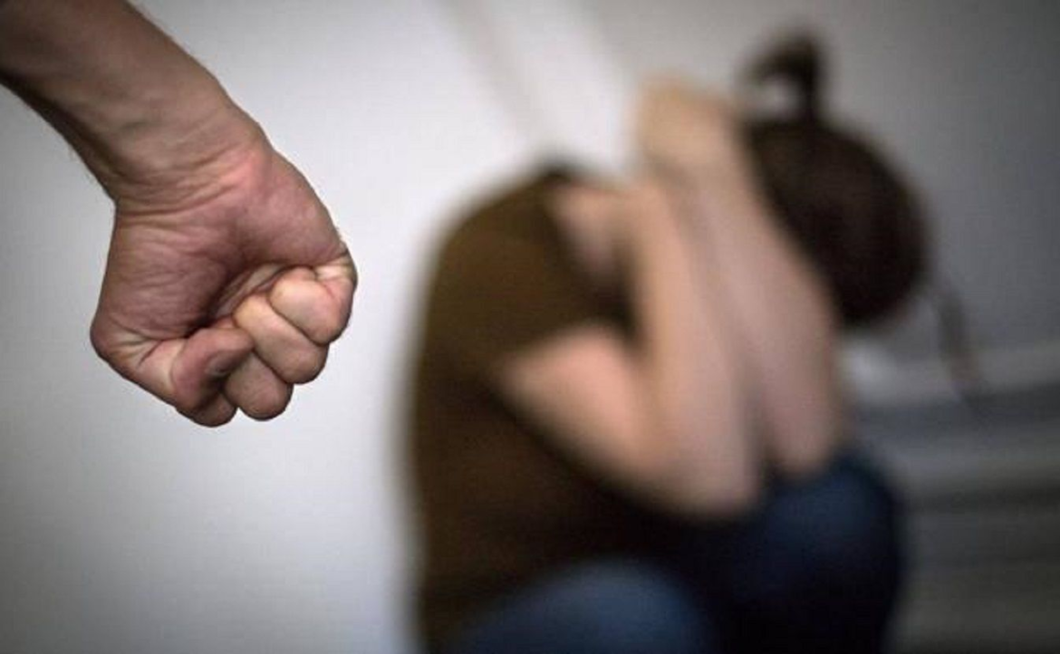 Un adolescente de 15 años defendió a su madre durante una golpiza y mató a su padre a puñaladas