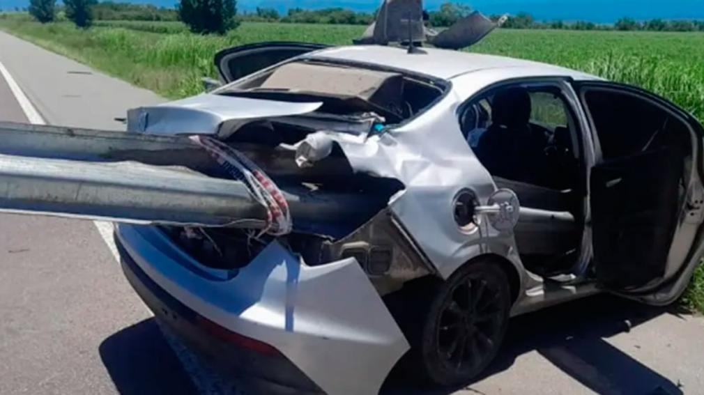 Impactante choque en Ruta 38: un auto fue atravesado por el guardarraíl