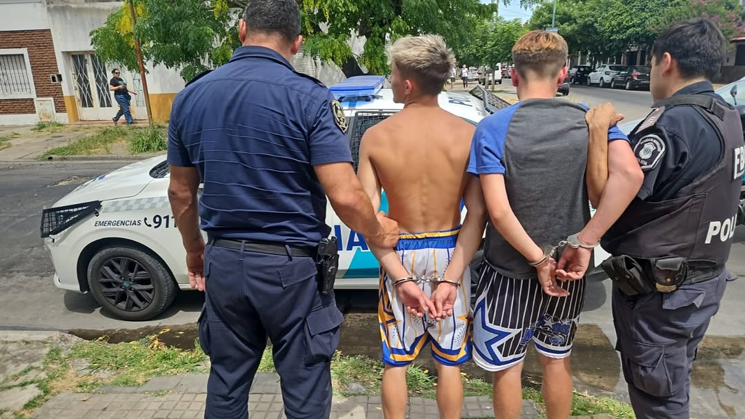 Tolosa: interceptaron a dos menores que intentaban llevarse una moto de la vía pública