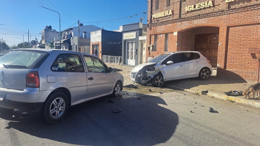 Ensenada: perdió el control del auto, chocó varios vehículos y debió ser asistido